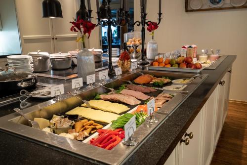 uma linha de buffet com muitos tipos diferentes de alimentos em Vollan Gjestestue em Nordkjosbotn