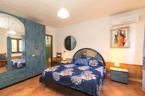 una camera con letto e piumone blu di Home on the hill a Tempio Pausania