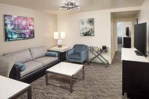DoubleTree Suites by Hilton Hotel Detroit Downtown - Fort Shelby Image