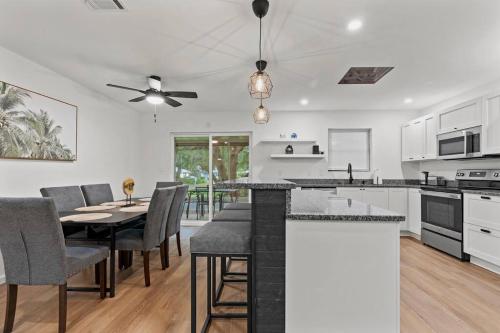 Dapur atau dapur kecil di Gainesville-newly remodeled home