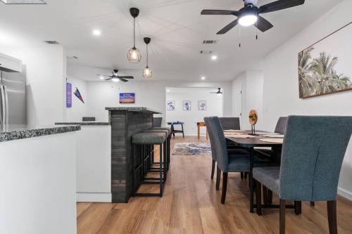 Dapur atau dapur kecil di Gainesville-newly remodeled home