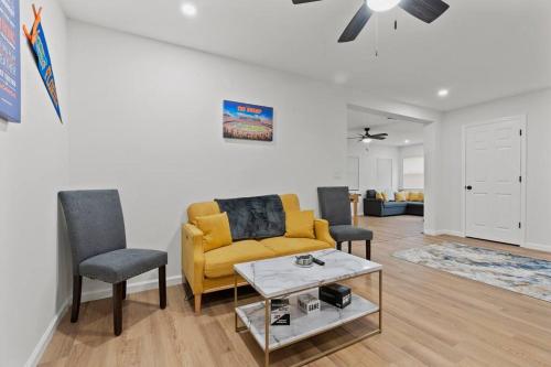 Ruang duduk di Gainesville-newly remodeled home