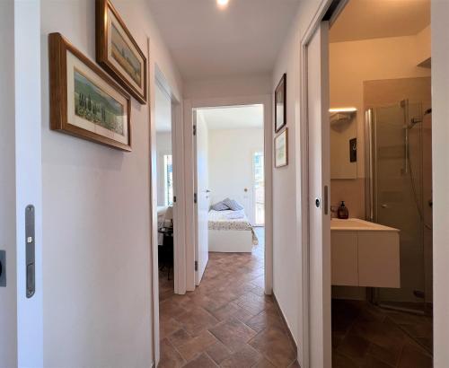 een hal met een badkamer en een slaapkamer bij Locanda Castellini-private parking in Siena
