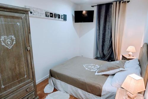 a small bedroom with a bed and a dresser at 7 couchages aux portes des célèbres Parfumeries WIFI in Grasse
