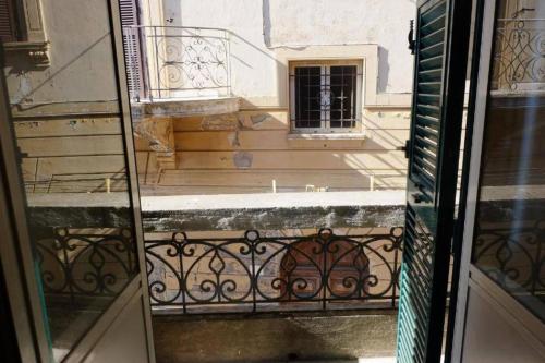 タルクイーニアにあるAppartamento Centro Storico con balcone e camino - Tarquiniaのバルコニーの開いた窓から景色を望めます。