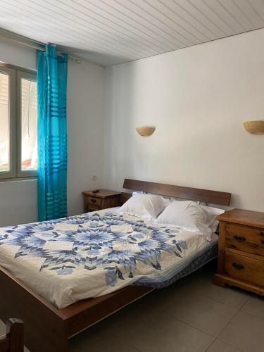 - une chambre avec un lit doté d'une couette bleue et blanche dans l'établissement Le Relais de la RN7, à Châteauneuf-du-Rhône