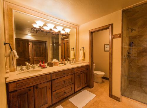 Ένα μπάνιο στο Strawberry Park True Ski In Ski Out by Vail Realty