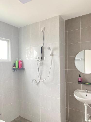 a bathroom with a shower and a sink at 休闲民宿 Leisure Homestay @The Venus Sitiawan in Kampong Lumut Kiri
