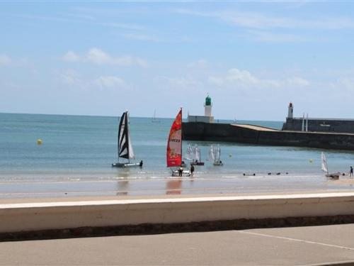 Appartement 2 Pièces Rénové Vue Mer, Proche Centre - FR-1-331-84