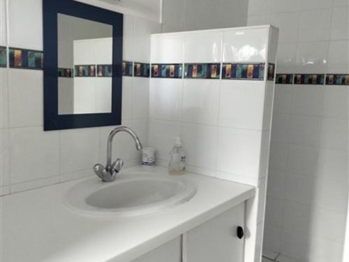 une salle de bain blanche avec un lavabo et un miroir dans l'établissement Charmante maison rénovée proche port et plage, 3 chambres, cour avec salon de jardin - FR-1-331-81, à Les Sables-dʼOlonne