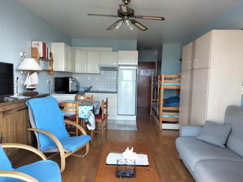 une cuisine et un salon avec un canapé et une table dans l'établissement Studio confortable face à la plage, Sables-d'Olonne - FR-1-331-196, à Les Sables-dʼOlonne