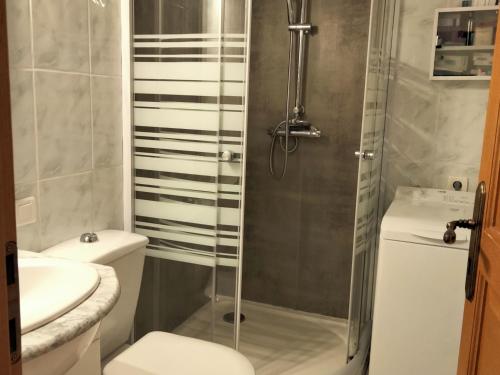 une salle de bain avec une douche avec des toilettes et un lavabo dans l'établissement Studio confortable face à la plage, Sables-d'Olonne - FR-1-331-196, à Les Sables-dʼOlonne