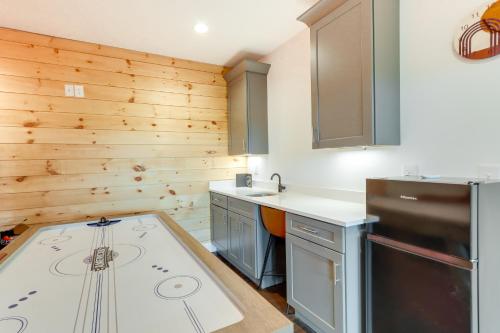 Köök või kööginurk majutusasutuses Mid-Century Modern Home with Hot Tub and Mtn Views!