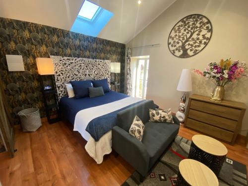 Postel nebo postele na pokoji v ubytování Nid du merle avec sauna et jacuzzi privatif