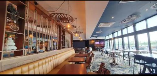 Restoran atau tempat lain untuk makan di 8 berth caravan,pet friendly.