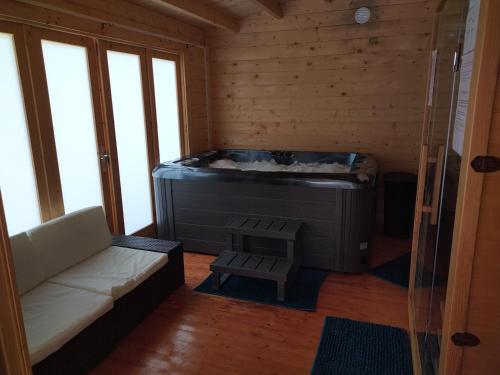 a room with a jacuzzi tub in a cabin at Nid du merle avec sauna et jacuzzi privatif in Septfonds