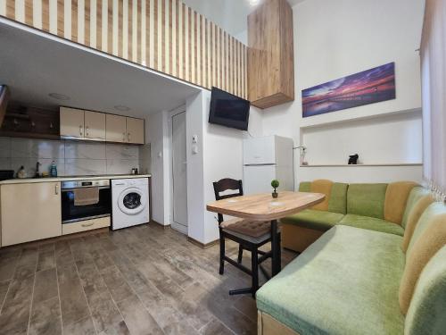 Cosy apartment with a sunny balcony in Varna tesisinde mutfak veya mini mutfak