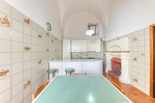 cocina con mesa y chimenea en Casa Maddalena en Diso