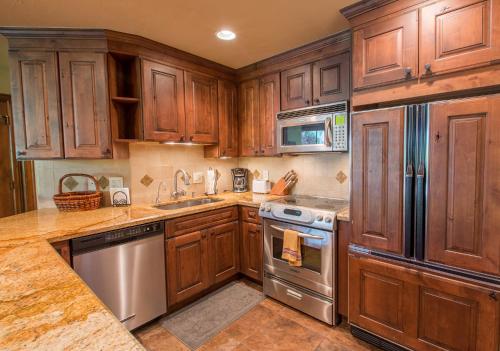 Η κουζίνα ή μικρή κουζίνα στο Strawberry Park True Ski In Ski Out by Vail Realty