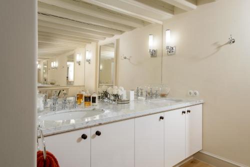 a bathroom with two sinks and a large mirror at Imperiale Piano Nobile in Venice