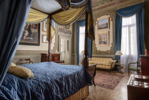 a bedroom with a canopy bed and a couch at Imperiale Piano Nobile in Venice