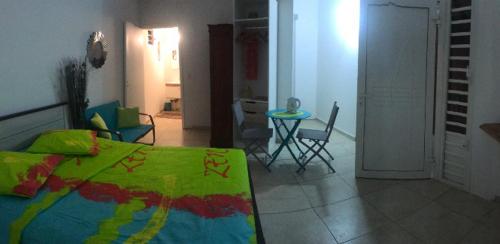 Ένα ή περισσότερα κρεβάτια σε δωμάτιο στο Beau Bungalow proche des plages