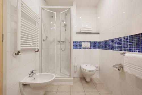La salle de bains est pourvue d'une douche, de toilettes et d'un lavabo. dans l'établissement iH Hotels Milano Gioia, à Milan