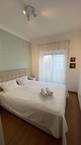 Charming apartment in Lisbon في لشبونة: غرفة نوم عليها سرير وفوط