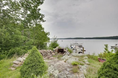 Gallery image of Cozy 1930s-style Waterfront Maine Cabin with Dock! in Bath