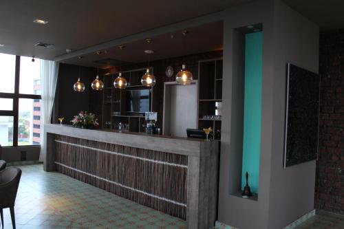 a bar in a hotel room with a counter at GHL Hotel Monteria in Montería
