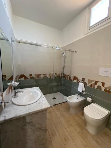 La salle de bains est pourvue de toilettes et d'un lavabo. dans l'établissement 38 Aira Hotels, à Palerme