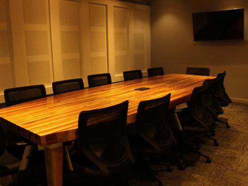 a conference room with a large wooden table and chairs at GHL Hotel Monteria in Montería