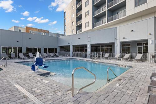 uma piscina em frente a um edifício em TownePlace Suites by Marriott Cape Canaveral Cocoa Beach em Cape Canaveral