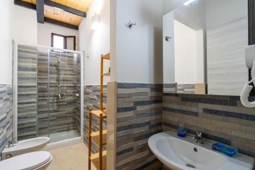 a bathroom with two sinks and a shower at La rimesa di Tittì - Anna in Alezio