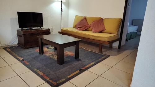 een woonkamer met een bank en een salontafel bij DEPARTAMENTO RENATO in Godoy Cruz