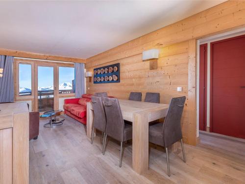 une salle à manger avec une table, des chaises et un canapé dans l'établissement Charmant 3 pièces avec balcon, WIFI et cuisine équipée - Avoriaz - FR-1-314-112, à Avoriaz