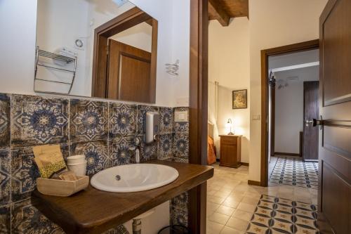y baño con lavabo y espejo. en Arcaloro Resort, en SantʼAngelo di Brolo