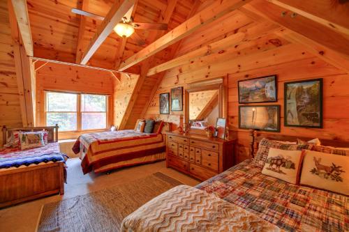 um quarto com 2 camas num chalé de madeira em Gorgeous Piney Creek Cabin with River Access! em Piney Creek