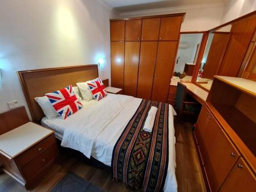 um quarto com uma cama grande com almofadas em Lovely Waterfront Riverbank Suite with Pool A2 em Kuching