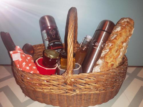 un panier rempli de pain et de condiments dans l'établissement Sous les Toiles de PauTiLou, à Molles