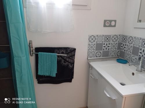 佩里格的住宿－Quietude，一间带水槽和毛巾架的浴室