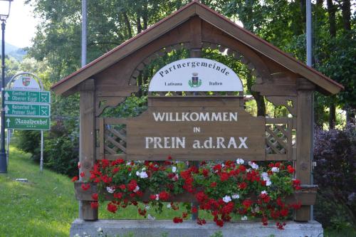 a sign for a park with red and white flowers at Gemütliche Ferienwohnung - Prein an der Rax 