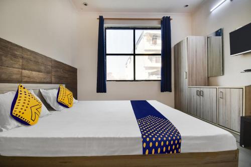 Cama o camas de una habitación en SPOT ON 81226 Utkarsh Homestay