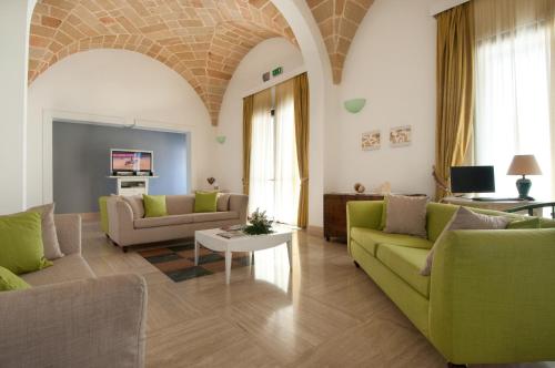 Sala de estar con 2 sofás y mesa en Grand Hotel Mediterraneo, en Santa Cesarea Terme
