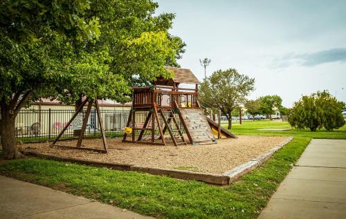 un parque infantil con tobogán en Big Texan Wagons en Amarillo