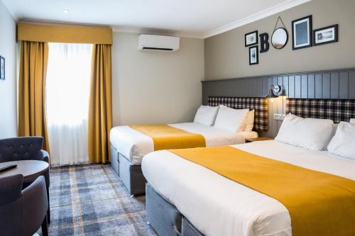 Tempat tidur dalam kamar di Almondsbury Inn & Lounge