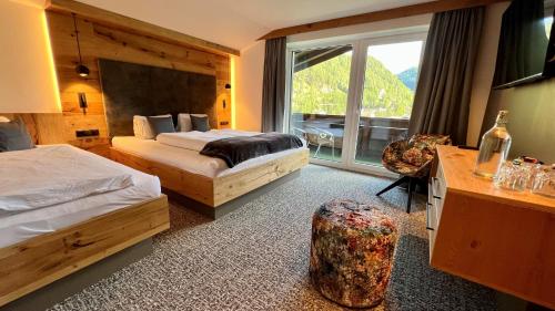 a hotel room with two beds and a window at Frühstückspension Astoria in Sölden