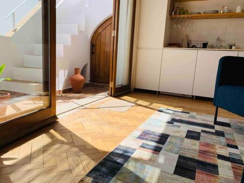 a living room with a wooden floor and a mirror at CasaWolhão JANEIRO - tour du pêcheur vue mer in Olhão