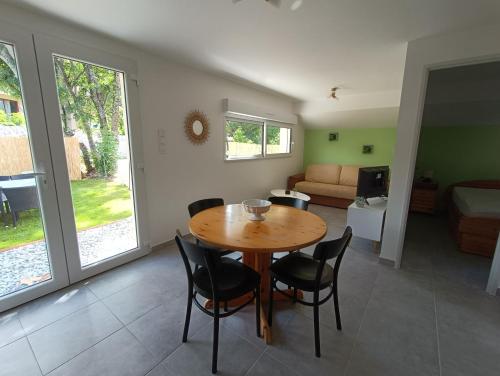 uma sala de jantar e sala de estar com mesa e cadeiras em ValGabiou em Chorges