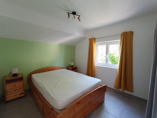 um quarto com uma cama e uma janela em ValGabiou em Chorges